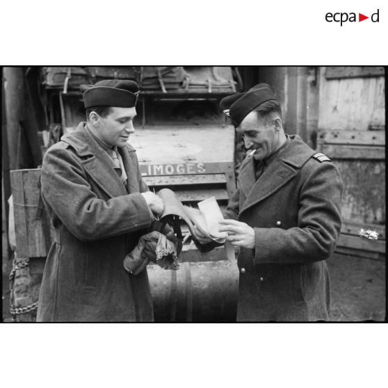 Le lieutenant-colonel Putz et un officier du 64e régiment d'artillerie de division blindée (64e RADB) à Elh.