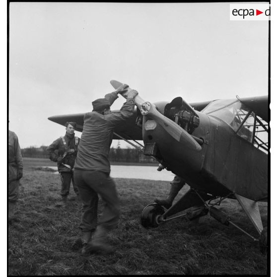 Piper cub de reconnaissance de la 25e SOAA de la 2e DB avant un départ en mission.