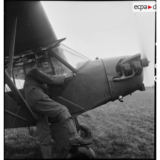 Piper cub de reconnaissance de la 25e SOAA de la 2e DB avant un départ en mission.