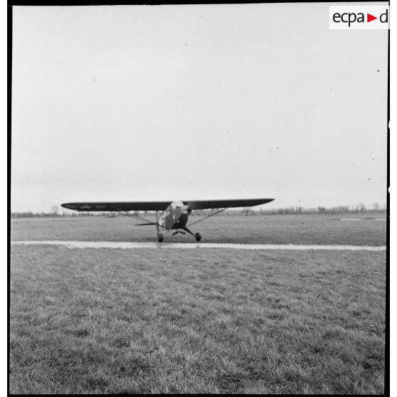 Décollage d'un piper cub de la 25e SOAA de la 2e DB pour une mission de reconnaissance.