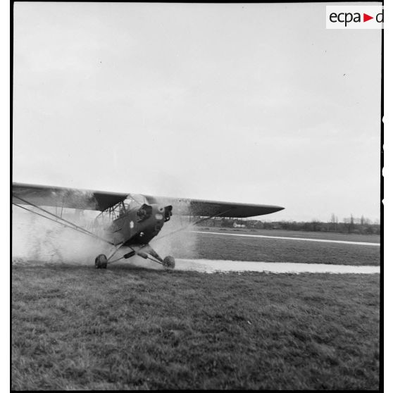 Décollage d'un piper cub de la 25e SOAA de la 2e DB pour une mission de reconnaissance.