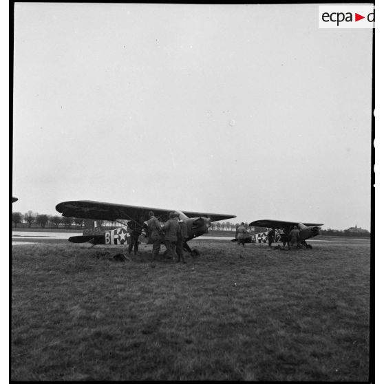 Piper cubs de reconnaissance de la 25e SOAA de la 2e DB avant un départ en mission.