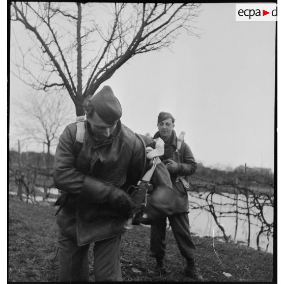 Des pilotes de piper cubs de reconnaissance, de la 25e section d'observation d'aviation d'artillerie (25e SOAA) de la 2e division blindée (2e DB), s'équipent avant un départ en mission.