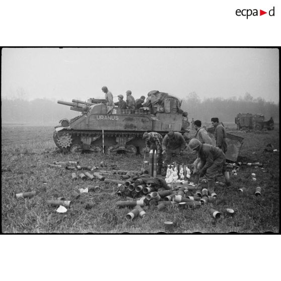 La 33e batterie du XIe groupe du 64e RADB (régiment d'artillerie de division blindée) en position de tir.