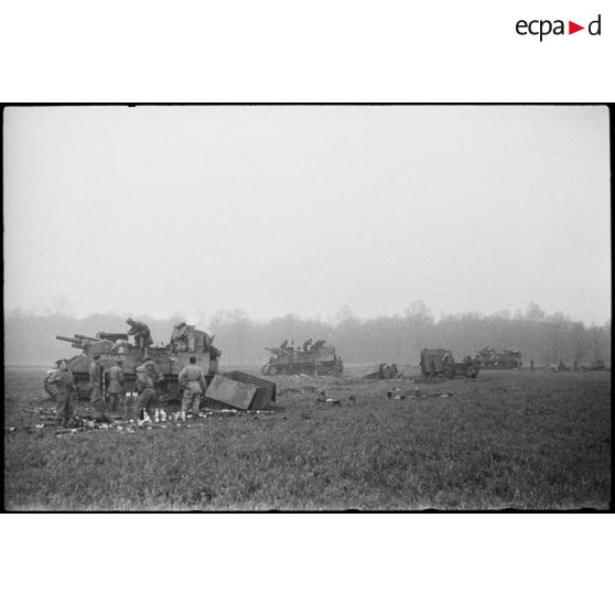 La 33e batterie du XIe groupe du 64e RADB (régiment d'artillerie de division blindée) en position de tir.