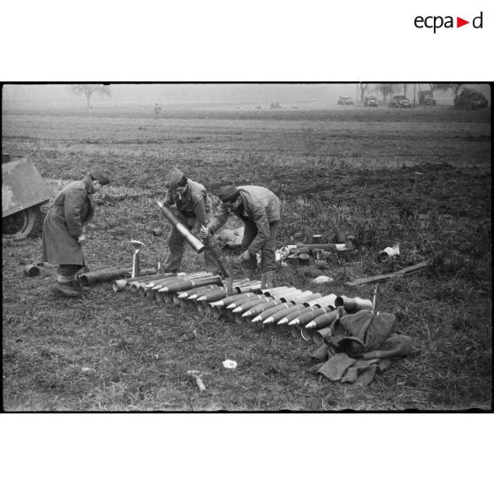 Artilleurs de la 32e batterie du XIe groupe du 64e RADB (régiment d'artillerie de division blindée) préparant des obus de 105 mm.