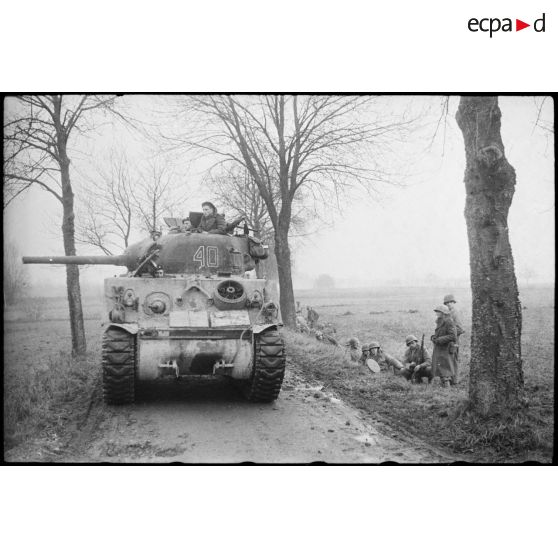 Le char Sherman "Douaumont III" de la 1re section de combat du 501e RCC (régiment de chars de combat) avance entre Benfeld et Wintternheim (Bas-Rhin).