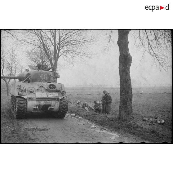 Le char Sherman "Douaumont III" du 501e RCC (régiment de chars de combat) avance entre Benfeld et Wintternheim (Bas-Rhin).