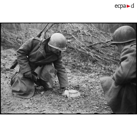 Entre Benfeld et Wintternheim (Bas-Rhin), des sapeurs de la 2e compagnie du 13e bataillon du génie déminent un sentier dans un bois.