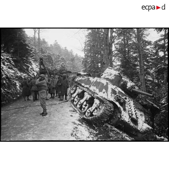 Dépannage d'un blindé Sherman M4 dans les Vosges.