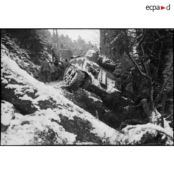 Dépannage d'un blindé Sherman M4 dans les Vosges.