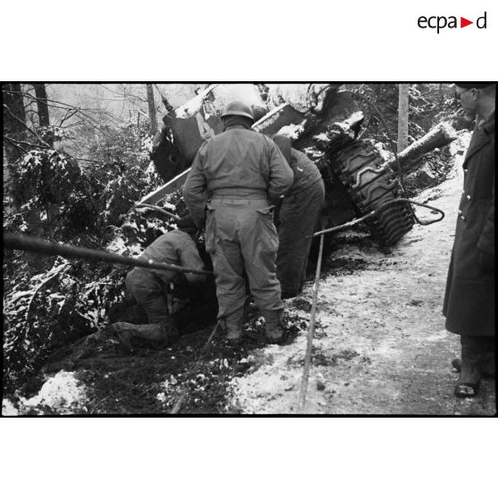 Dépannage d'un blindé Sherman dans les Vosges.