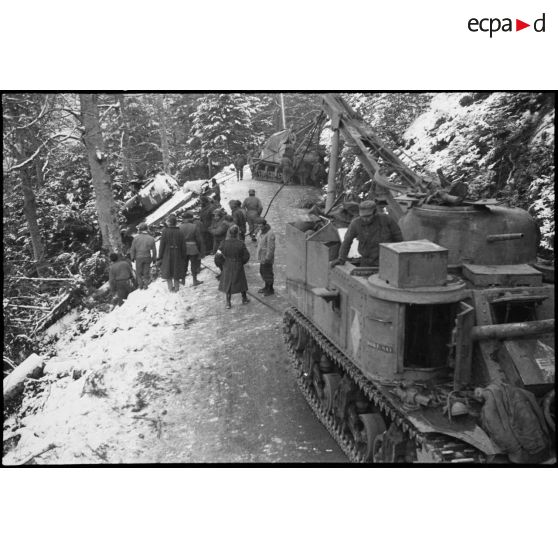 Dépannage et treuillage d'un blindé Sherman dans les Vosges.