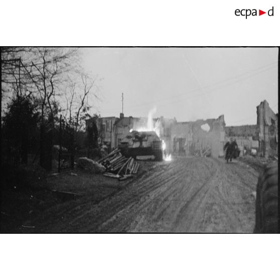 Un char allemand Panzer Jagdpanther flambe dans une rue de Rammersmatt (Haut-Rhin).