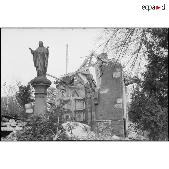 Statue du Christ dans le cimetière du village alsacien de Rammersmatt fortement détruit.