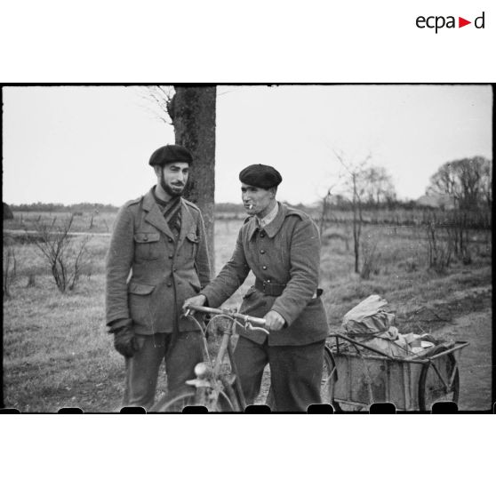 Le ravitaillement des FFO (Forces françaises de l'Ouest) dans le secteur de la Pointe-de-Grave (Gironde) arrive par bicyclette.