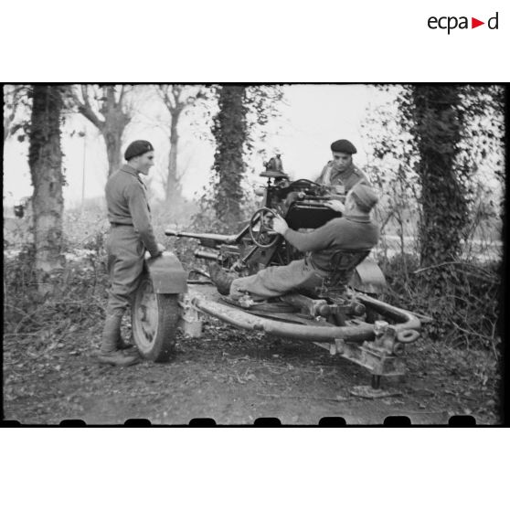 Des FFO (Forces françaises de l'Ouest) essaient une pièce d'artillerie, un canon de 37 mm, dans le secteur de la Pointe-de-Grave (Gironde).