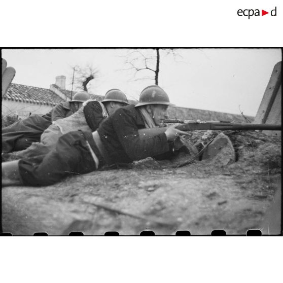 Des FFO (Forces françaises de l'Ouest) tiennent et défendent un point d'appui dans le secteur de la Pointe-de-Grave (Gironde).