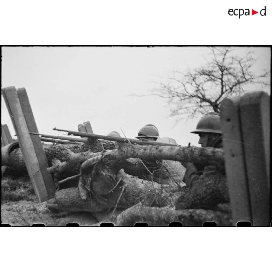 Des FFO (Forces françaises de l'Ouest) tiennent et défendent un point d'appui dans le secteur de la Pointe-de-Grave (Gironde).