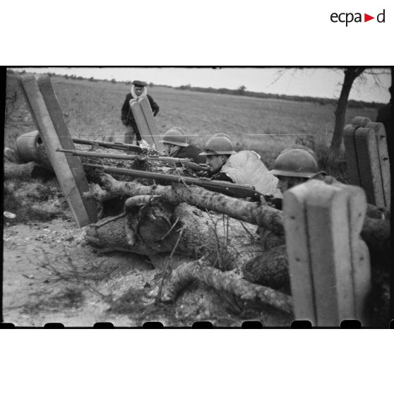 Des FFO (Forces françaises de l'Ouest) tiennent et défendent un point d'appui dans le secteur de la Pointe-de-Grave (Gironde).