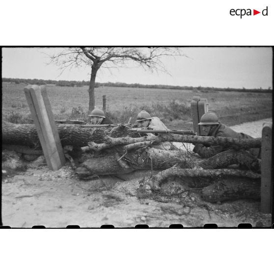 Des FFO (Forces françaises de l'Ouest) tiennent et défendent un point d'appui dans le secteur de la Pointe-de-Grave (Gironde).