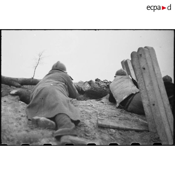 Des FFO (Forces françaises de l'Ouest) tiennent et défendent un point d'appui dans le secteur de la Pointe-de-Grave (Gironde).