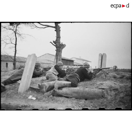 Des FFO (Forces françaises de l'Ouest) tiennent et défendent un point d'appui dans le secteur de la Pointe-de-Grave (Gironde).