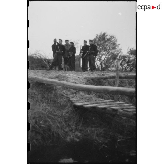 Des FFO (Forces françaises de l'Ouest) tiennent et défendent un point d'appui dans le secteur de la Pointe-de-Grave (Gironde).