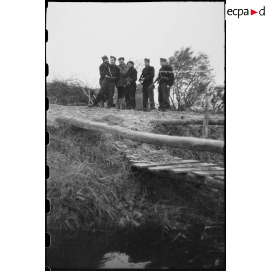 Des FFO (Forces françaises de l'Ouest) tiennent et défendent un point d'appui dans le secteur de la Pointe-de-Grave (Gironde).