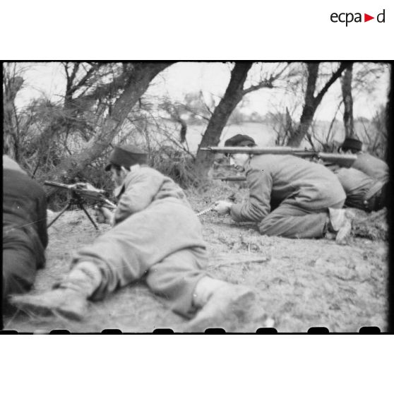 Des FFO (Forces françaises de l'Ouest), équipés de fusils et de mitrailleuses, tiennent et défendent un point d'appui dans le secteur de la Pointe-de-Grave (Gironde).