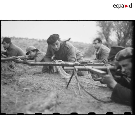 Des FFO (Forces françaises de l'Ouest), équipés de pistolets-mitrailleurs Sten et de mitrailleuses Kulomet 7,92 mm (modèle tchèque), tiennent et défendent un point d'appui dans le secteur de la Pointe-de-Grave (Gironde).