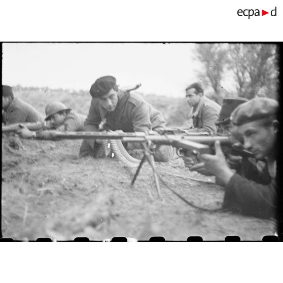 Des FFO (Forces françaises de l'Ouest), équipés de pistolets-mitrailleurs Sten et de mitrailleuses Kulomet 7,92 mm (modèle tchèque), tiennent et défendent un point d'appui dans le secteur de la Pointe-de-Grave (Gironde).