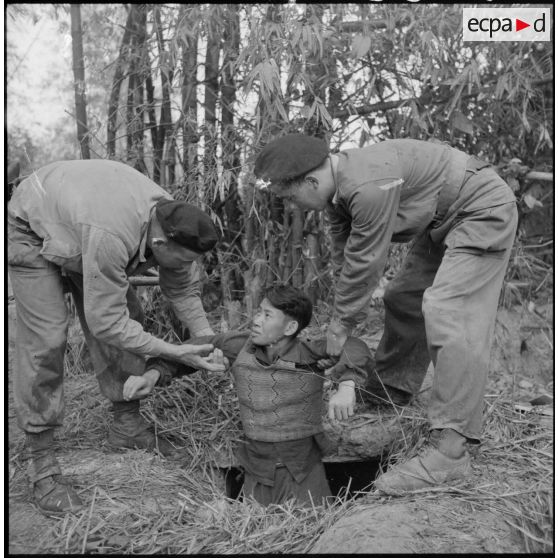 Découverte et arrestation d'un partisan du Viêt-minh lors de la fouille du village de Gia Phu.