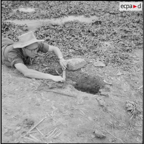 Déminage par un sergent-chef de la section des pionniers au cours de l'opération Marécages.