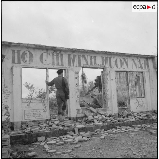 Les ruines d'un hall d'information du Viêt-minh à l'entrée du village de Le Thon.