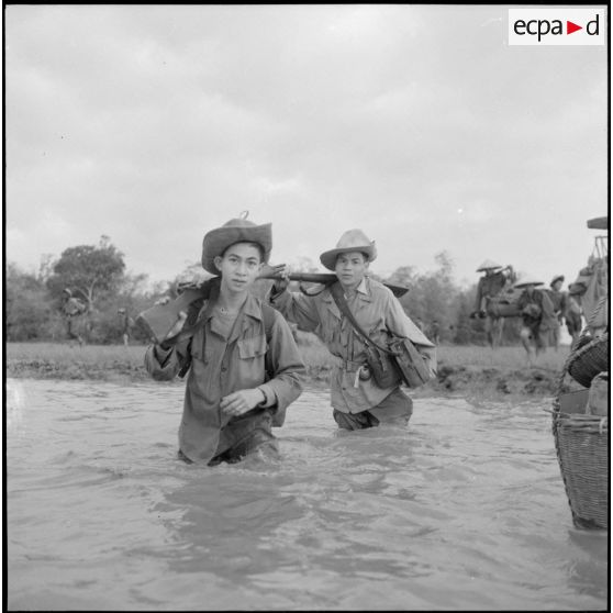 Progression d'éléments du bataillon de marche indochinois (BMI) à travers les rachs, de l'eau jusqu'à la taille, au cours de l'opération Marécages au nord d'Haïduong.