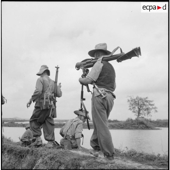 Progression d'éléments du bataillon de marche indochinois (BMI) à travers les rizières au cours de l'opération Marécages au nord d'Haïduong.