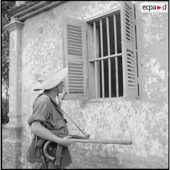 Fouille du village de Phung Do par des éléments du bataillon de marche indochinois (BMI) au cours de l'opération Marécages.