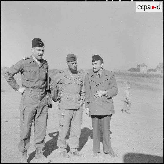 Portrait de deux lieutenants des troupes coloniales et d'un capitaine à Na San.