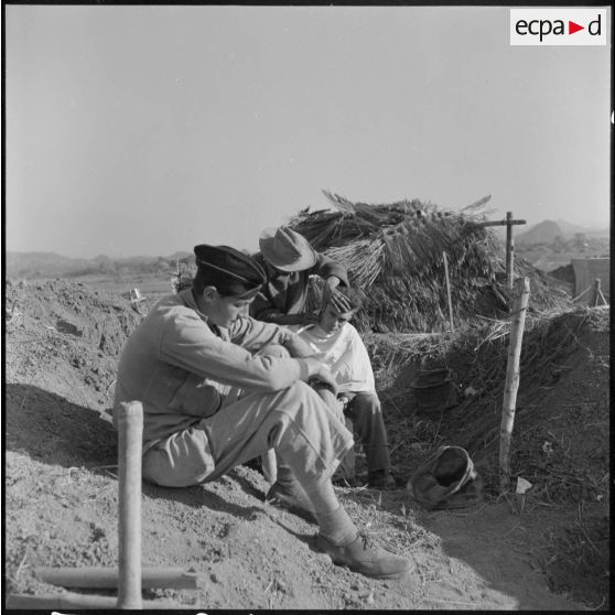 Un salon de coiffure installé dans les tranchées du camp retranché de Na San.