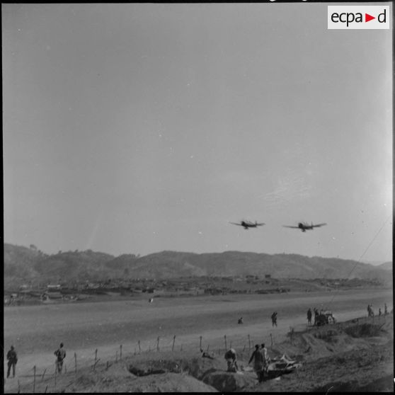 Passage d'avions chasseurs Bearcat F8F au-dessus de la piste de Na San.