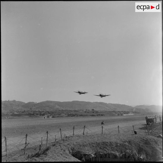 Passage d'avions chasseurs Bearcat F8F au-dessus de la piste de Na San.