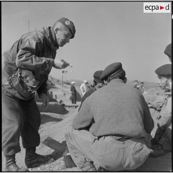 Le chef de bataillon Louis Fourcade, commandant le 1er BPC (bataillon de parachutistes coloniaux), goûte la cuisine de ses commandos vietnamiens, dans le camp retranché de Na San.