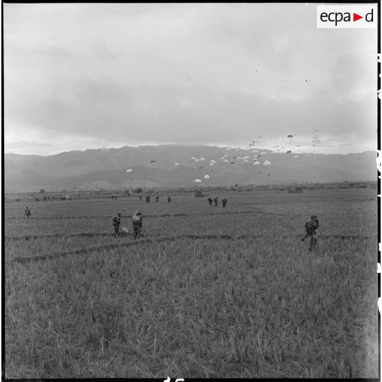 Dès leur arrivée au sol dans la vallée de Diên Biên Phu, les sections de parachutistes se reforment et se tiennent prêtes au combat.