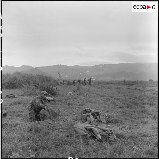 Les premiers parachutistes arrivés au sol installent des positions défensives autour de la dropping zone au cours de l'opération Castor dans la vallée de Diên Biên Phu.