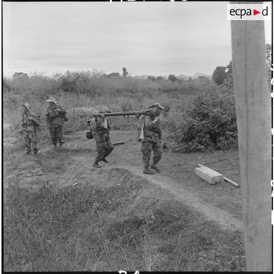 Des éléments du 35e régiment d'artillerie légère parachutiste (RALP) transportent un canon de 75 mm sans recul.