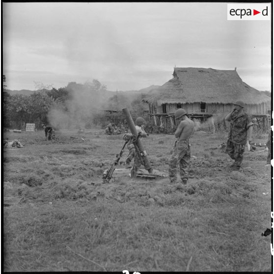  Tir d’un mortier de 120 mm de la 1re Compagnie étrangère parachutiste de mortiers lourds (CEPML) dans le cadre de la protection des largages en cours.