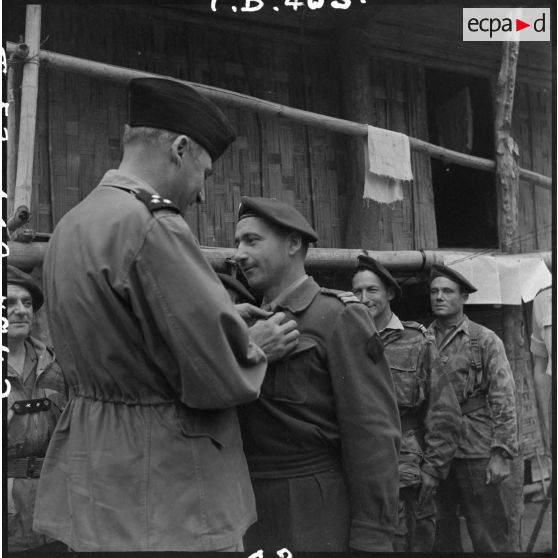 Remise de la Croix de guerre des TOE au lieutenant-colonel Ducournau par le général de division Cogny après l'opération castor.