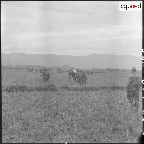 Des parachutistes se regroupent et rejoignent leurs positions au cours de l'opération Castor.