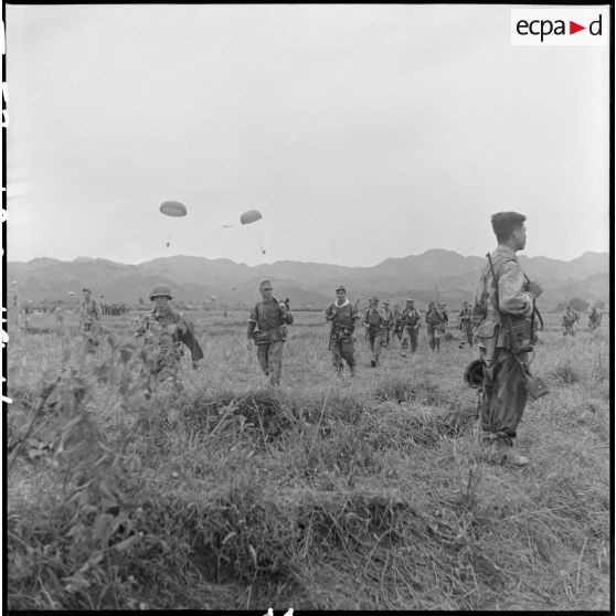 Regroupement de parachutistes du 6e BPC (bataillon de parachutistes coloniaux), largués sur la DZ (dropping zone) Natacha dans le cadre de l'opération Castor sur Diên Biên Phu.